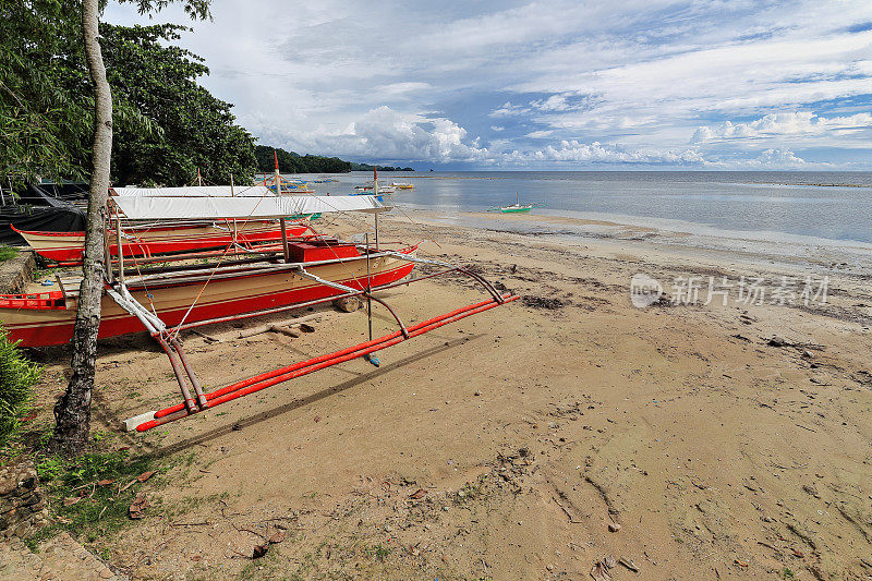 村里的小船或小船上岸。 Punta Ballo 海滩-Sipalay-菲律宾。 0298